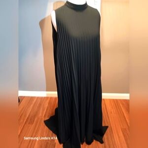 Elegant Black Sleeveless Pleated Dress